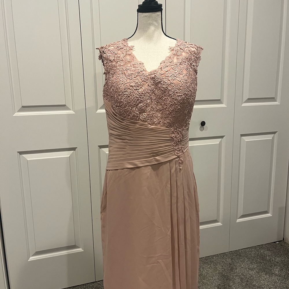 Sheath/Column V Neck Knee Length MOB/MOG Dress in Dusty Rose